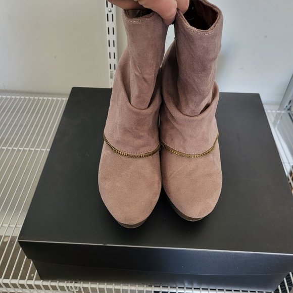 Boots - Picture 5 of 6